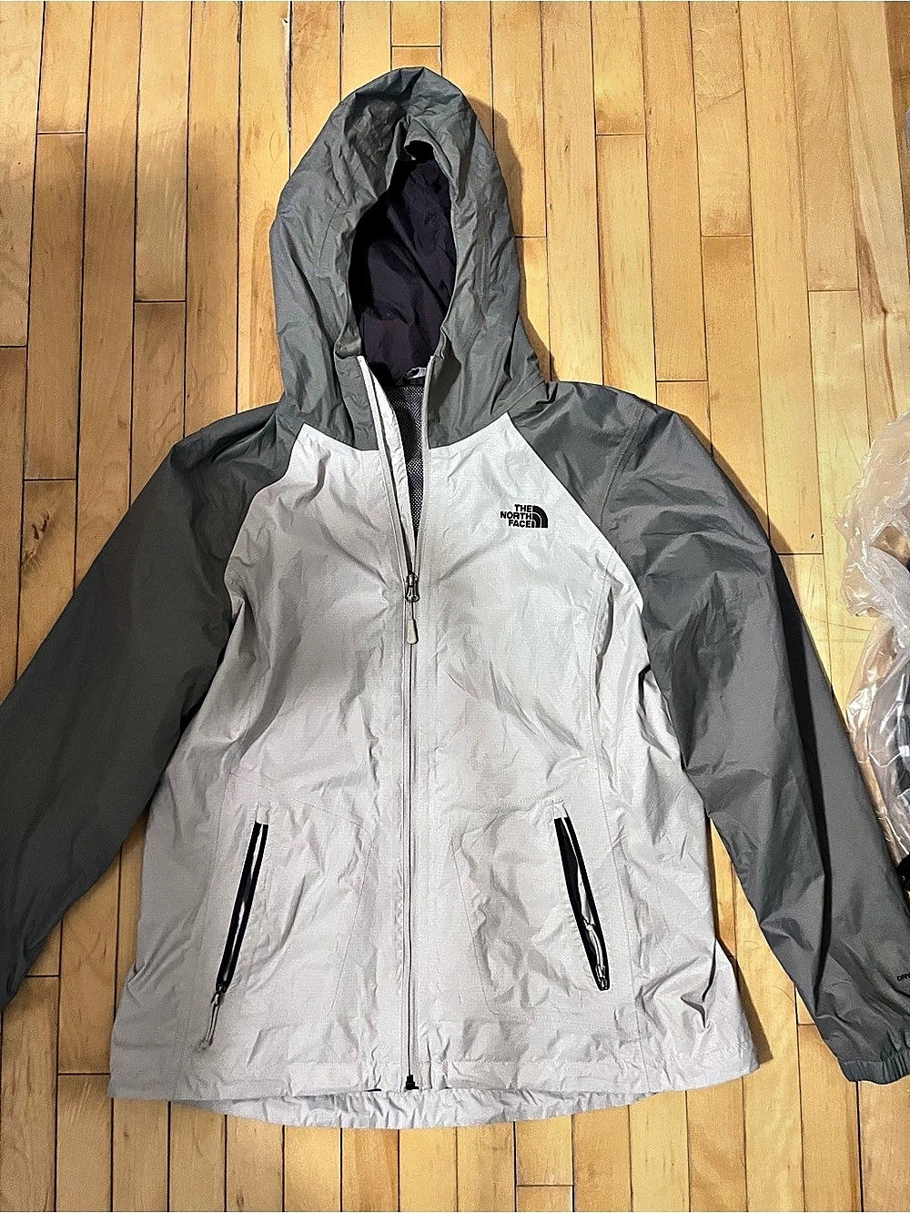 The North Face Women's Resolve 2 Jacket Gray & White